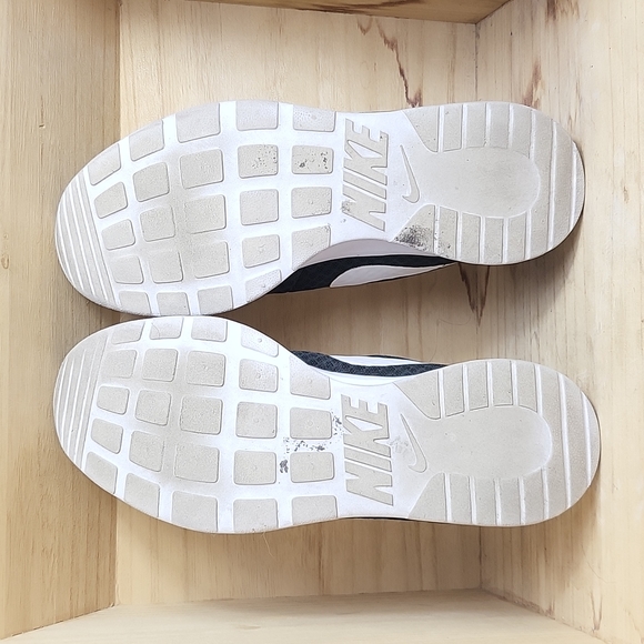 NIKE Men's Black and White Tanjun Sneakers - Picture 8 of 9